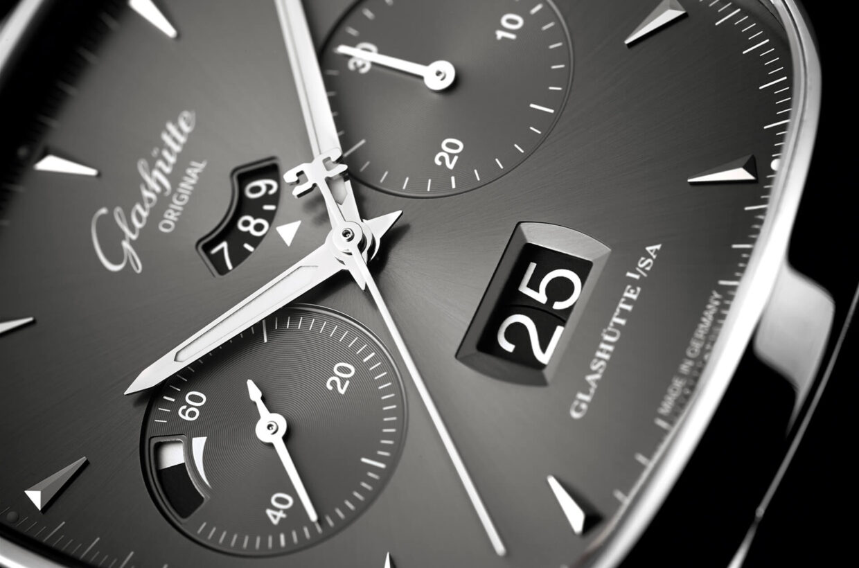 Dark grey dial Galvanic grey dial with sunray finish, power reserve integrated in small seconds, applied hour indexes in white gold and a finely drawn white minute scale with luminous dots, auxiliary dials turned out for visual depth Dark grey dial Galvanic grey dial with sunray finish, power reserve integrated in small seconds, applied hour indexes in white gold and a finely drawn white minute scale with luminous dots, auxiliary dials turned out for visual depth