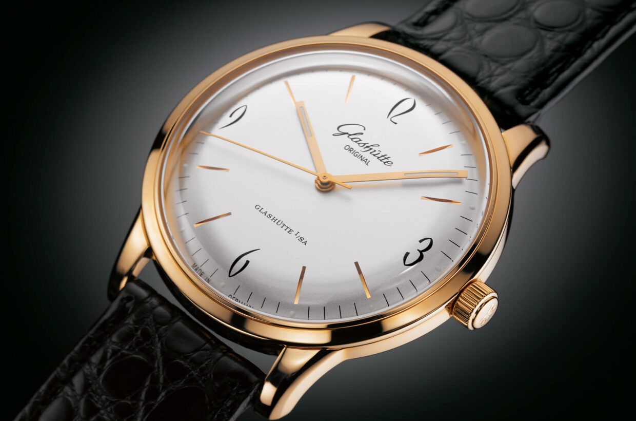 Silver-coloured dial Domed, galvanic silver dial with incised hour indexes, black Arabic numerals and a finely drawn black minute scale with luminous dots 