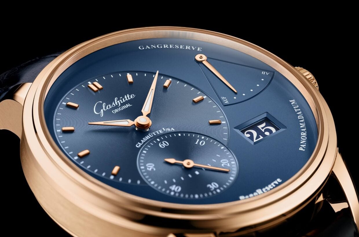 Dark blue dial Galvanic blue dial, vinyl pattern on off-centre displays, rose gold hands with Super-LumiNova® inlays 