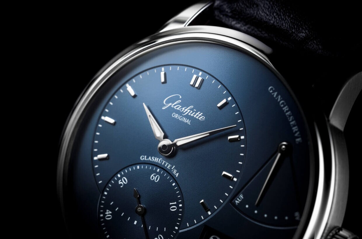 Dark blue dial Galvanic blue dial, vinyl pattern on off-centre displays, white gold hands with Super-LumiNova® inlays Dark blue dial Galvanic blue dial, vinyl pattern on off-centre displays, white gold hands with Super-LumiNova® inlays