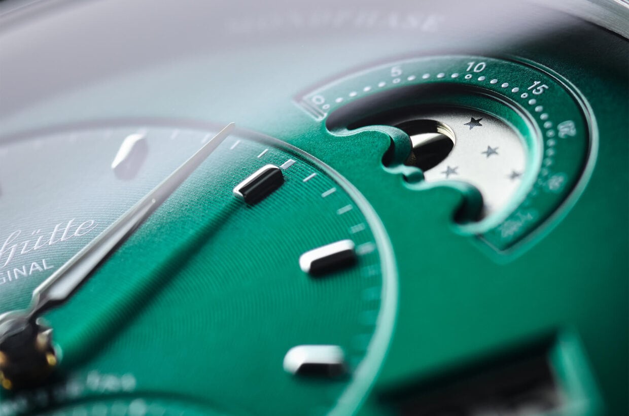 Deep green dial Green and black lacquered dial with dégradé effect, vinyl pattern on off-centre displays, white gold hands with Super-LumiNova® inlays 