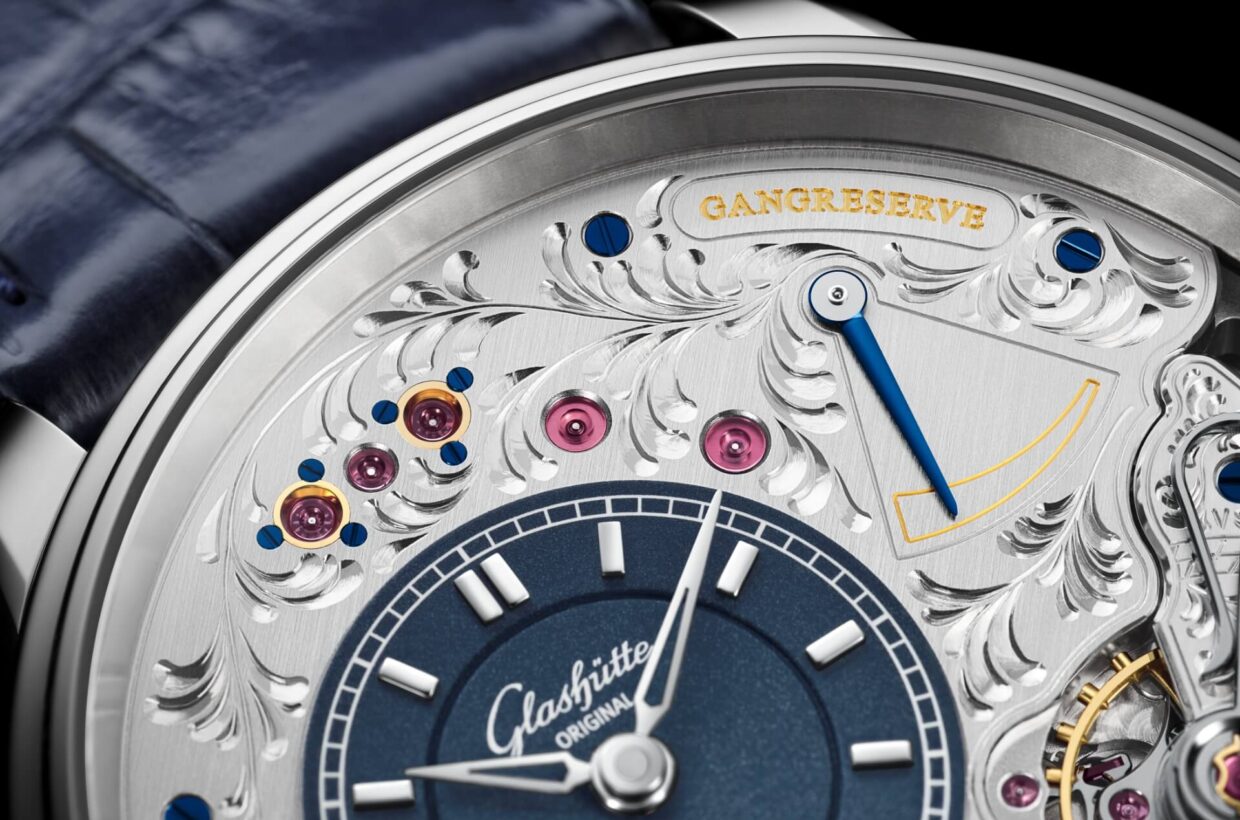 Puristic power reserve The elegant power reserve display on the right side indicates how much energy remains available. If the small hand points to the “AUF” (up) mark, the watch is fully wound. The more this hand moves toward “AB” (down), the more the movement has run down. Puristic power reserve The elegant power reserve display on the right side indicates how much energy remains available. If the small hand points to the “AUF” (up) mark, the watch is fully wound. The more this hand moves toward “AB” (down), the more the movement has run down.