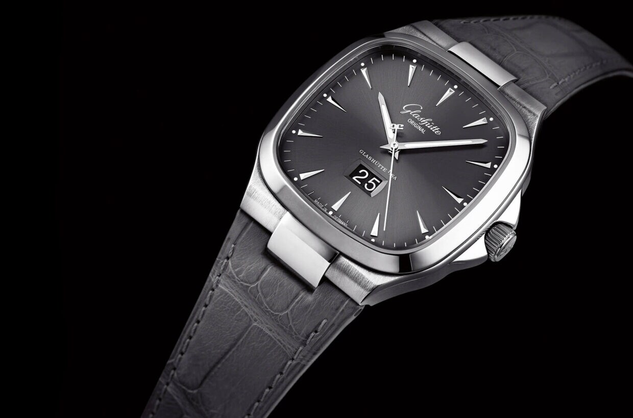 Stainless steel case Polished/satin-brushed case in stainless steel, screw-down crown with Double-G logo and crown protection Stainless steel case Polished/satin-brushed case in stainless steel, screw-down crown with Double-G logo and crown protection
