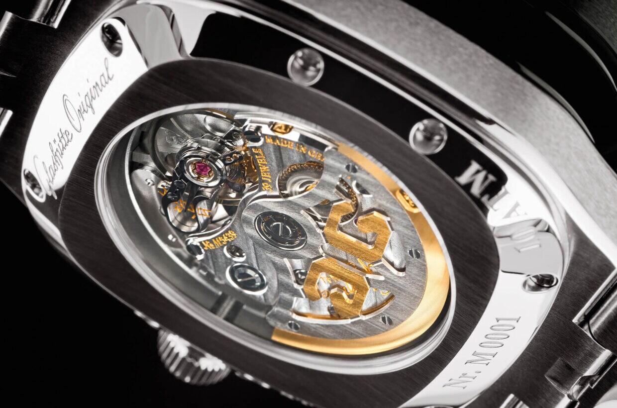 Ultimate wearer comfort A specially domed case back with sapphire crystal offers optimal wearer comfort and exceptional views of the traditionally finished automatic movement. Ultimate wearer comfort A specially domed case back with sapphire crystal offers optimal wearer comfort and exceptional views of the traditionally finished automatic movement.