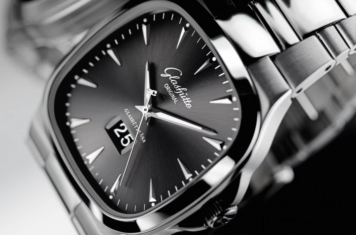 Dark grey dial Galvanic grey dial with sunray finish, applied hour indexes in white gold and finely drawn white minute scale with luminous dots Dark grey dial Galvanic grey dial with sunray finish, applied hour indexes in white gold and finely drawn white minute scale with luminous dots