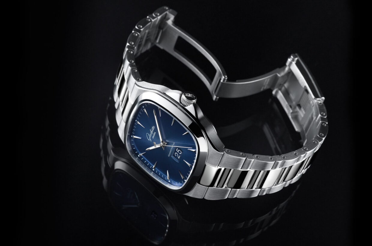 The spirit of the Seventies Inspired by a decade full of new beginnings and audacious forms, our watchmakers created the Seventies Panorama Date. The gentle curves of this retro-modern watch’s streamlined steel case reflect the spirit of the decade in a remarkable way. The spirit of the Seventies Inspired by a decade full of new beginnings and audacious forms, our watchmakers created the Seventies Panorama Date. The gentle curves of this retro-modern watch’s streamlined steel case reflect the spirit of the decade in a remarkable way.