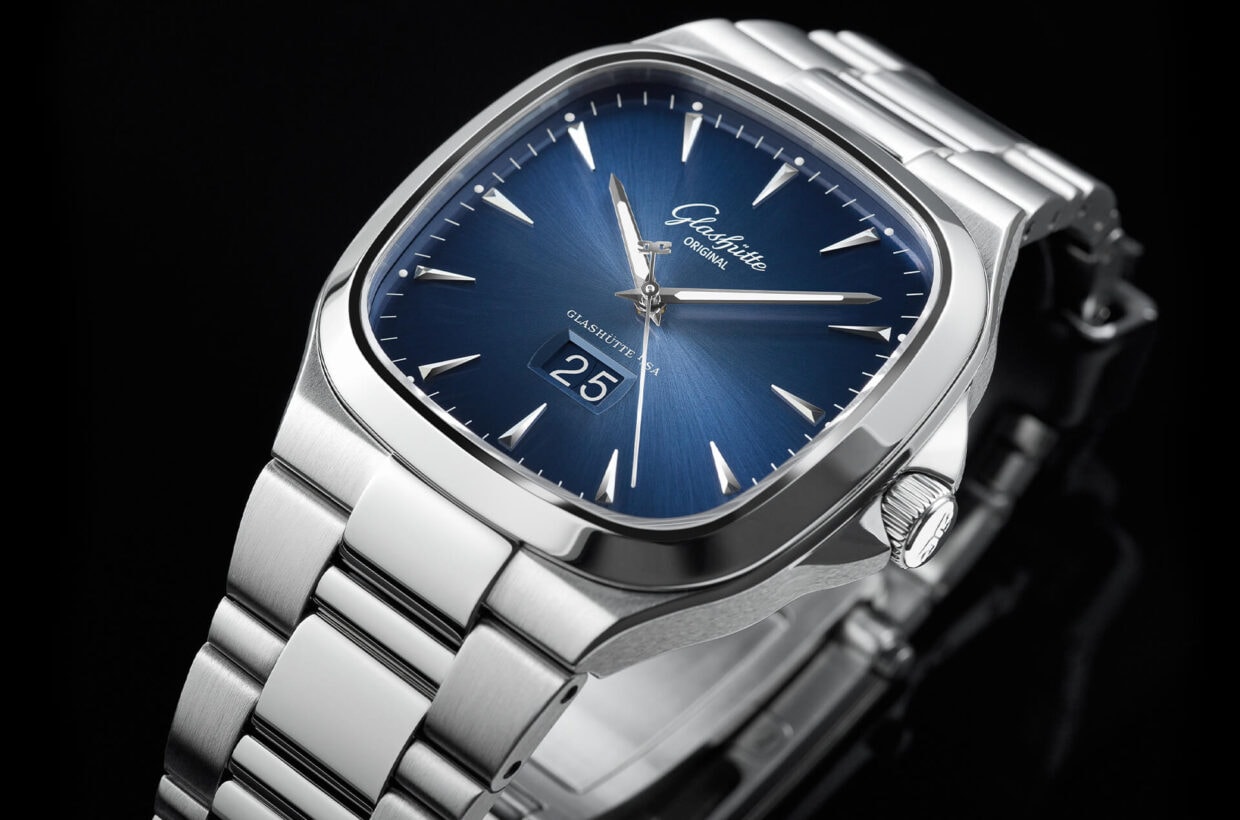Blue dial Galvanic blue dial with sunray finish, applied hour indexes in white gold and finely drawn white minute scale with luminous dots 