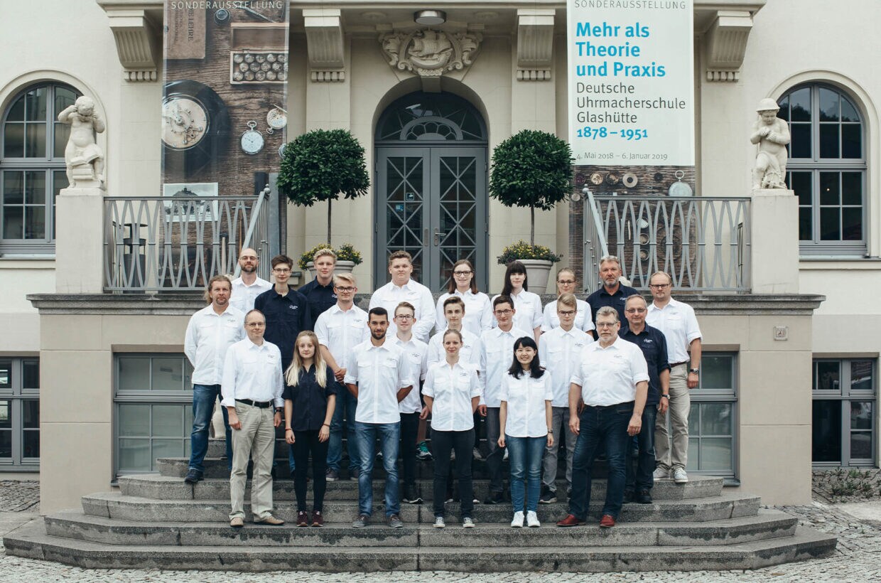 Gemeinsame Zeit Uhrmacherei erfordert höchste Konzentration. Umso wichtiger ist eine angenehme Atmosphäre. Unsere Auszubildenden sollen sich wohl fühlen. Daher sind ein Jobticket und der Zuschuss zu unserem hervorragenden Restaurant selbstverständlich – ebenso gemeinsame Aktivitäten wie Willkommens-Frühstück oder Studienreise. 