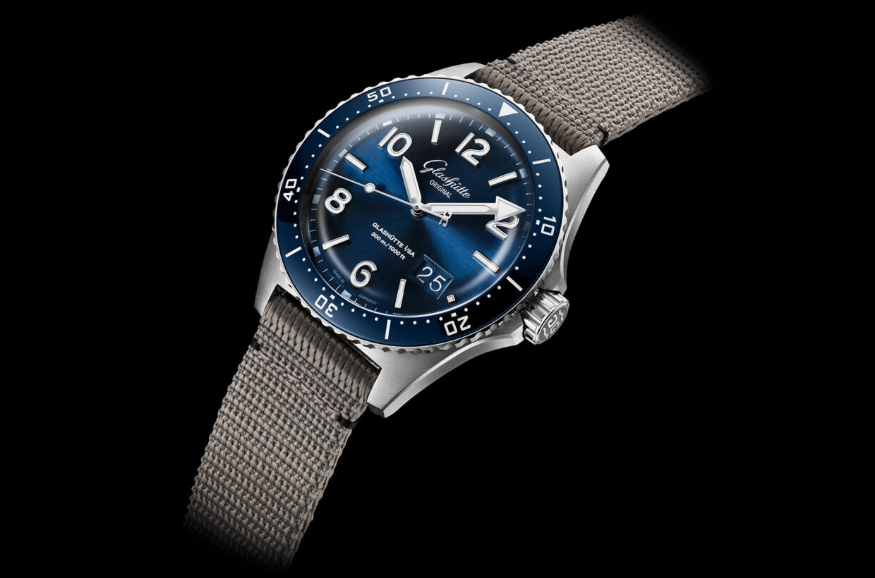 Boîtier en acier Boîtier en acier, lunette tournante dans le sens antihoraire avec crantage à chaque minute et insert en céramique bleue résistant aux rayures, fond en verre saphir à fixation centrale Boîtier en acier Boîtier en acier, lunette tournante dans le sens antihoraire avec crantage à chaque minute et insert en céramique bleue résistant aux rayures, fond en verre saphir à fixation centrale
