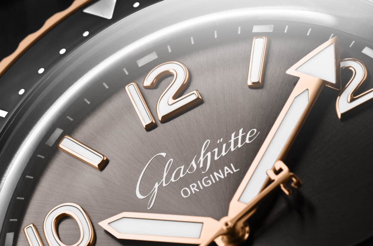 Grey dial Galvanic grey dial with sunray finish, gold-plated hands, applied numerals and indexes with Super-LumiNova® inlays, luminous marking on chapter ring 