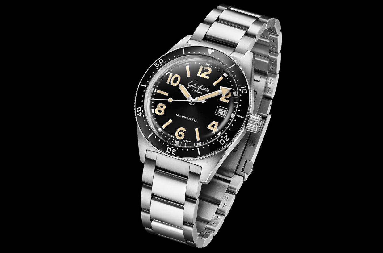 Stainless steel case and rotating bezel Case in stainless steel, counterclockwise rotating bezel with half-minute detent and scratch-proof black ceramic inlay, centrally screwed case back with engraving 