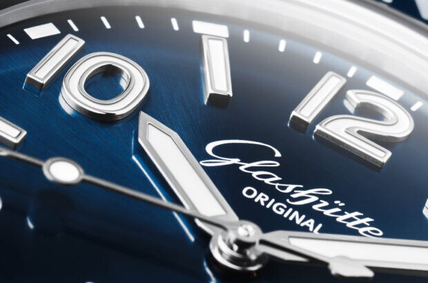 Quadrante blu Quadrante blu galvanizzato con finitura soleil, lancette, indici e numeri applicati con inserti in Super-LumiNova®, indicatore luminoso nel contorno ad anello Quadrante blu Quadrante blu galvanizzato con finitura soleil, lancette, indici e numeri applicati con inserti in Super-LumiNova®, indicatore luminoso nel contorno ad anello