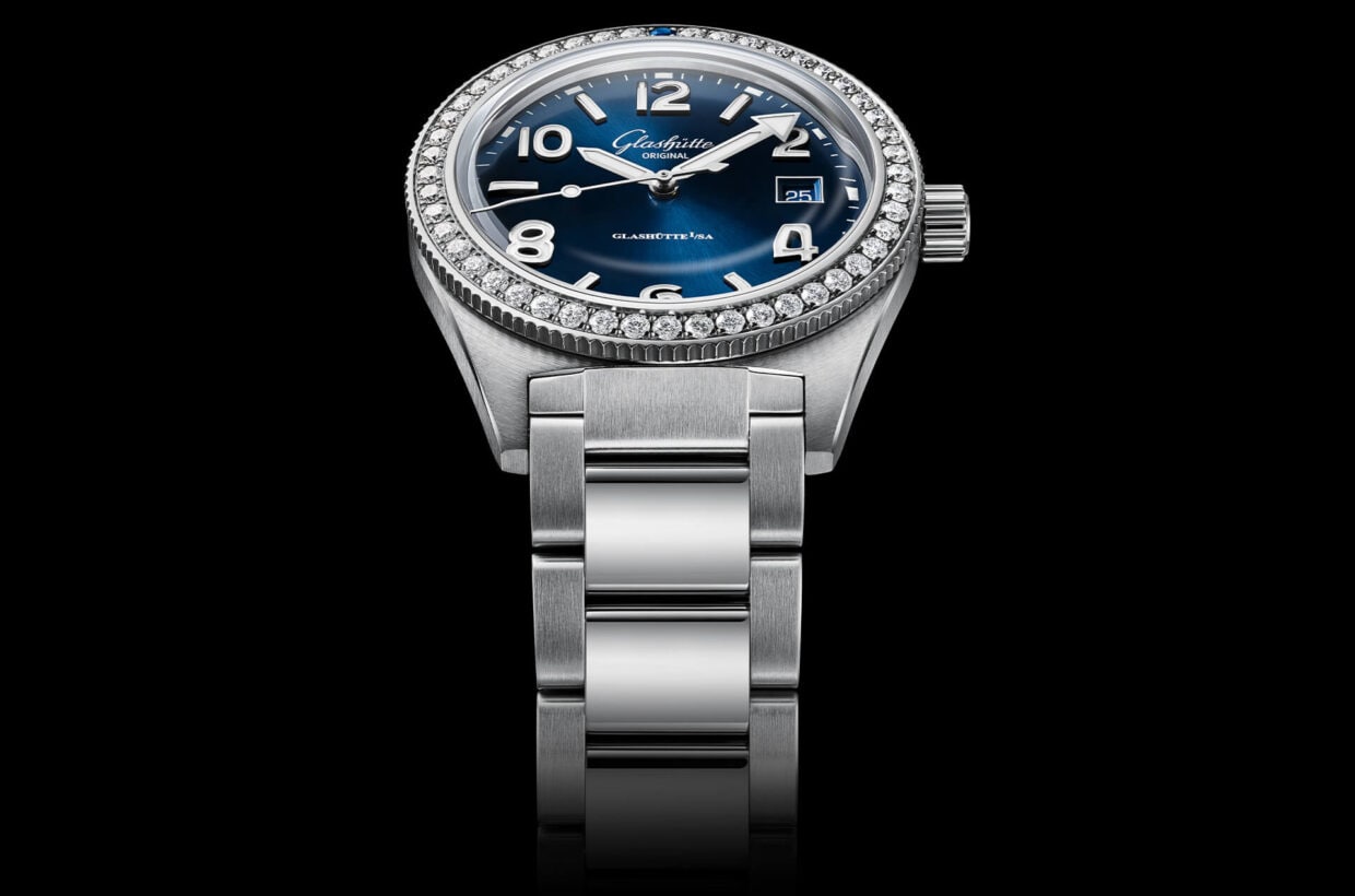 Stainless steel case and rotating bezel Case in stainless steel, counterclockwise rotating bezel set with diamonds and sapphire, with half-minute detent, centrally screwed case back with engraving 