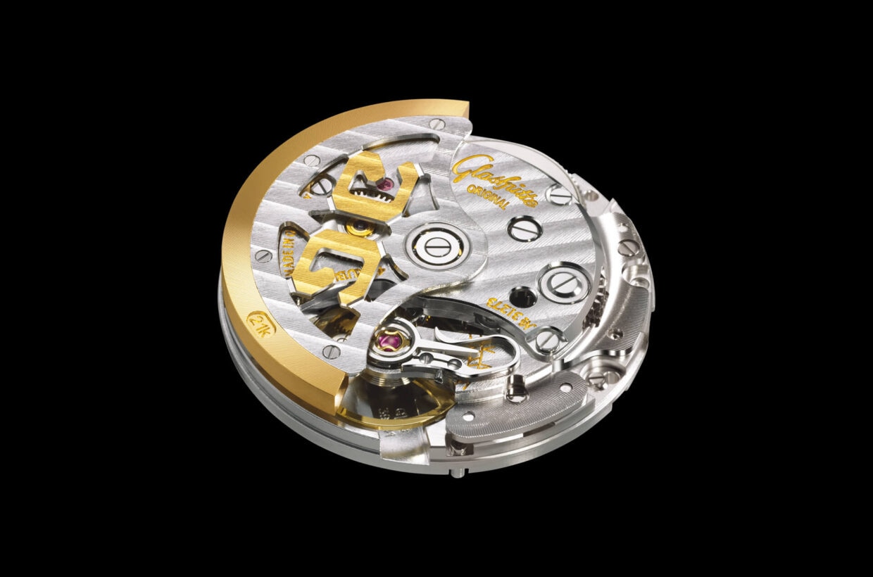 Perfekte Passform Ein spezieller Form-Saphirglasboden gewährt nicht nur beste Einblicke in das mechanische Uhrwerk, sondern bietet auch besten Tragekomfort: So kann sich die Uhr optimal an das Handgelenk schmiegen. 
