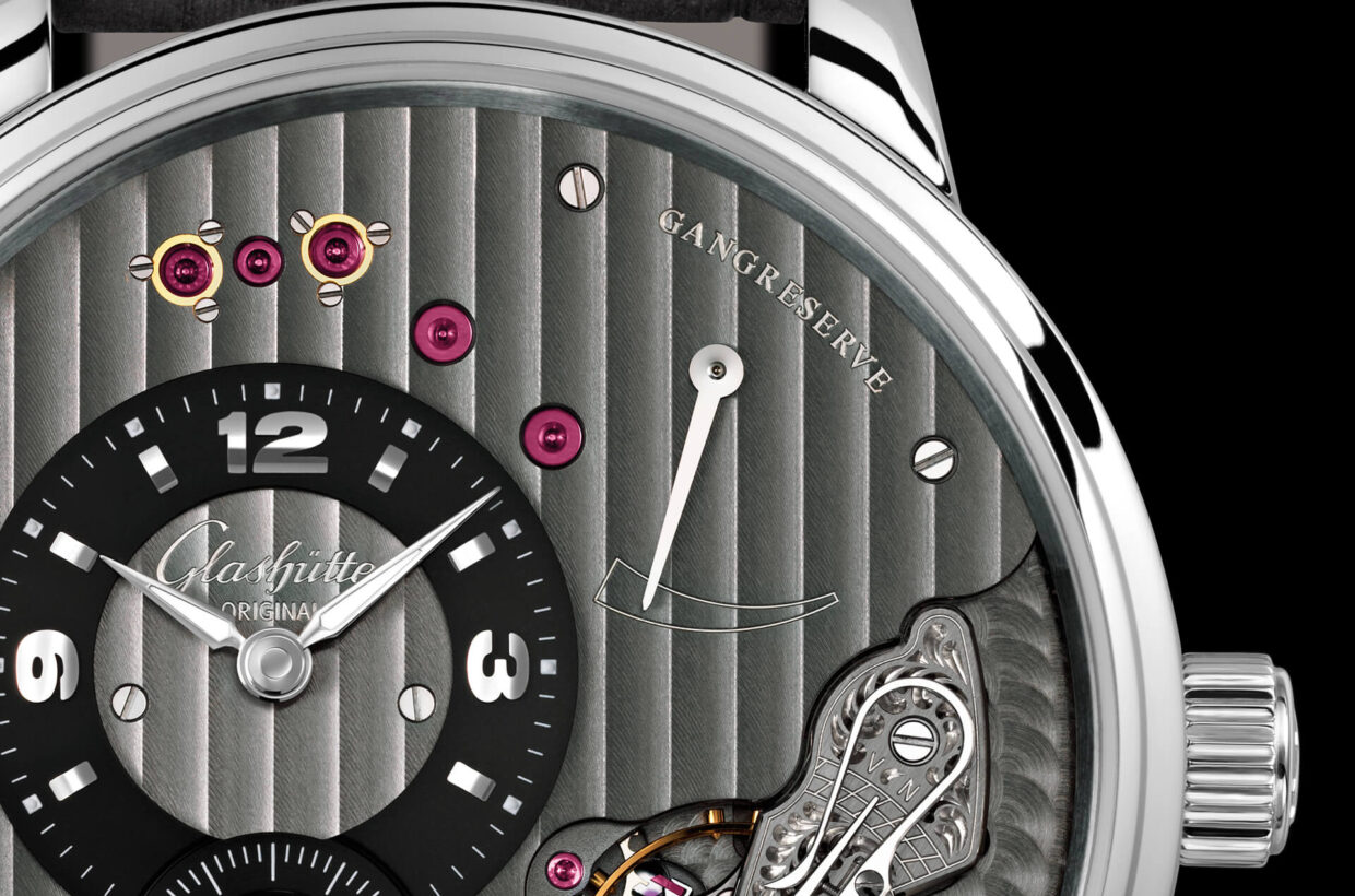 Puristic power reserve The elegant power reserve display on the right side indicates how much energy remains available. If the small hand points to the “AUF” (up) mark, the watch is fully wound. The more this hand moves toward “AB” (down), the more the movement has run down. Puristic power reserve The elegant power reserve display on the right side indicates how much energy remains available. If the small hand points to the “AUF” (up) mark, the watch is fully wound. The more this hand moves toward “AB” (down), the more the movement has run down.