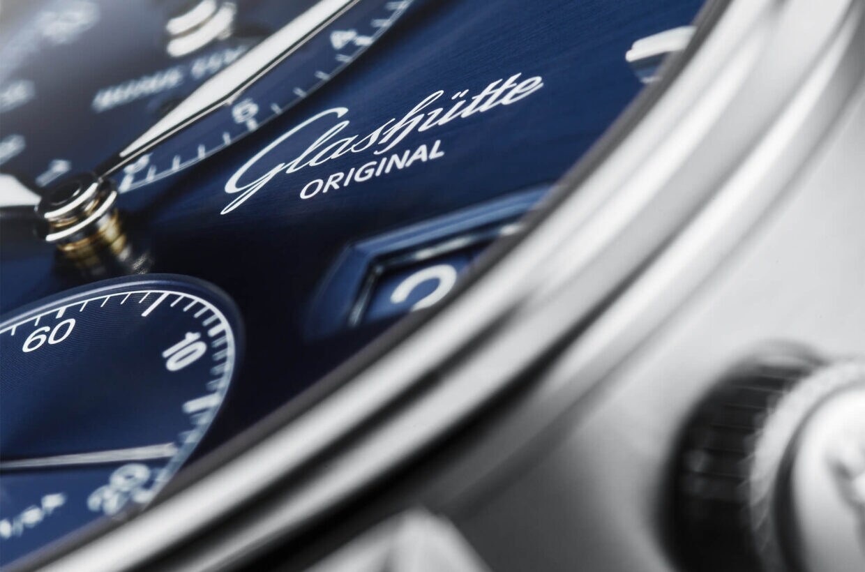 Quadrante ad alto contrasto Quadrante blu galvanico con finiture soleil, indici a bastone applicati e lancette con Super-LumiNova®, leggibilità ottimale in ogni condizione di luce Quadrante ad alto contrasto Quadrante blu galvanico con finiture soleil, indici a bastone applicati e lancette con Super-LumiNova®, leggibilità ottimale in ogni condizione di luce