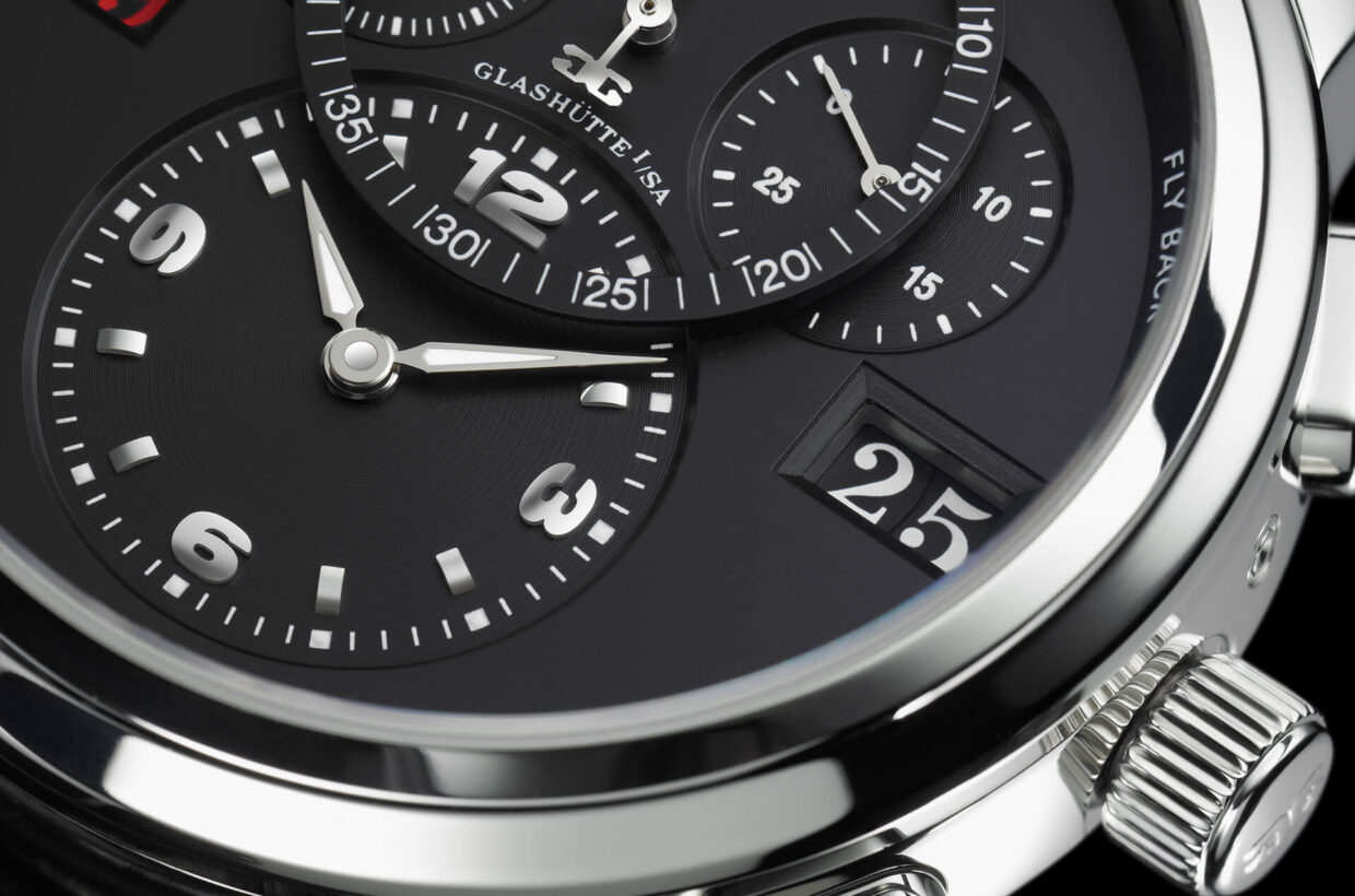 Optimal legibility The characteristic Panorama Date appears at 3 o’clock with white numerals on a black ground. The lower half of the dial presents the hours and minutes display. Clearly visible above it is the stop seconds display, flanked by the seconds display and a 30-minute counter. Optimal legibility The characteristic Panorama Date appears at 3 o’clock with white numerals on a black ground. The lower half of the dial presents the hours and minutes display. Clearly visible above it is the stop seconds display, flanked by the seconds display and a 30-minute counter.