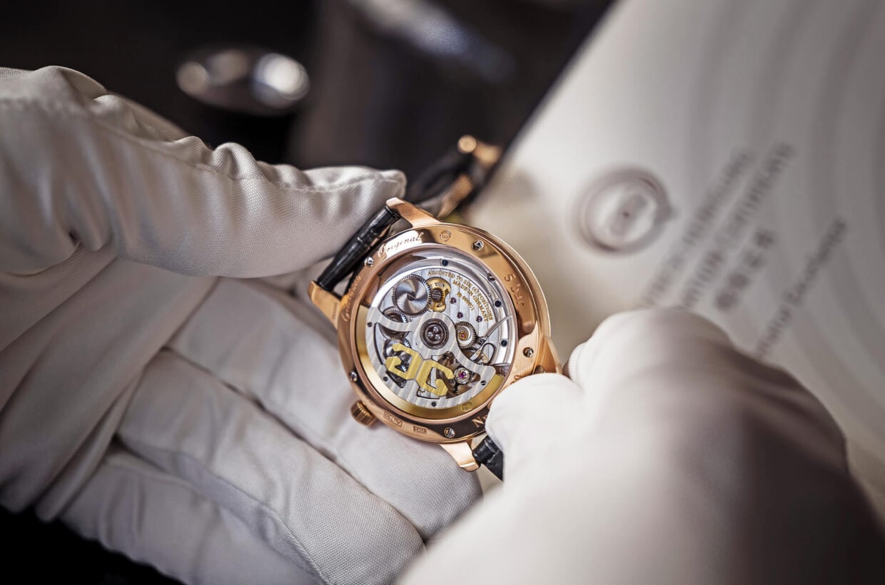 Antes del servicio técnico Comuníquese con uno de nuestros servicios técnicos asociados o con nuestra manufactura si desea hacer revisar su Glashütte Original. Se elaborará una cotización detallada para usted sobre la base de un análisis cuidadoso de su reloj. El reloj será entregado —solo con su consentimiento expreso—a relojeros experimentados. Antes del servicio técnico Comuníquese con uno de nuestros servicios técnicos asociados o con nuestra manufactura si desea hacer revisar su Glashütte Original. Se elaborará una cotización detallada para usted sobre la base de un análisis cuidadoso de su reloj. El reloj será entregado —solo con su consentimiento expreso—a relojeros experimentados.