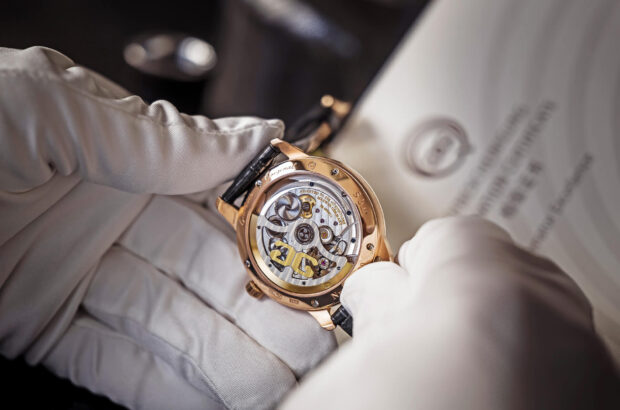 保養前 請您聯繫我們的授權維修服務中心或直接前往我們的製錶廠進行維修保養服務。在對您的腕錶仔細檢測後，我們將會為您提供詳細的方案和估價。一旦您確認接受我們的估價，您的腕錶將馬上移交給我們經驗豐富的製錶師。 