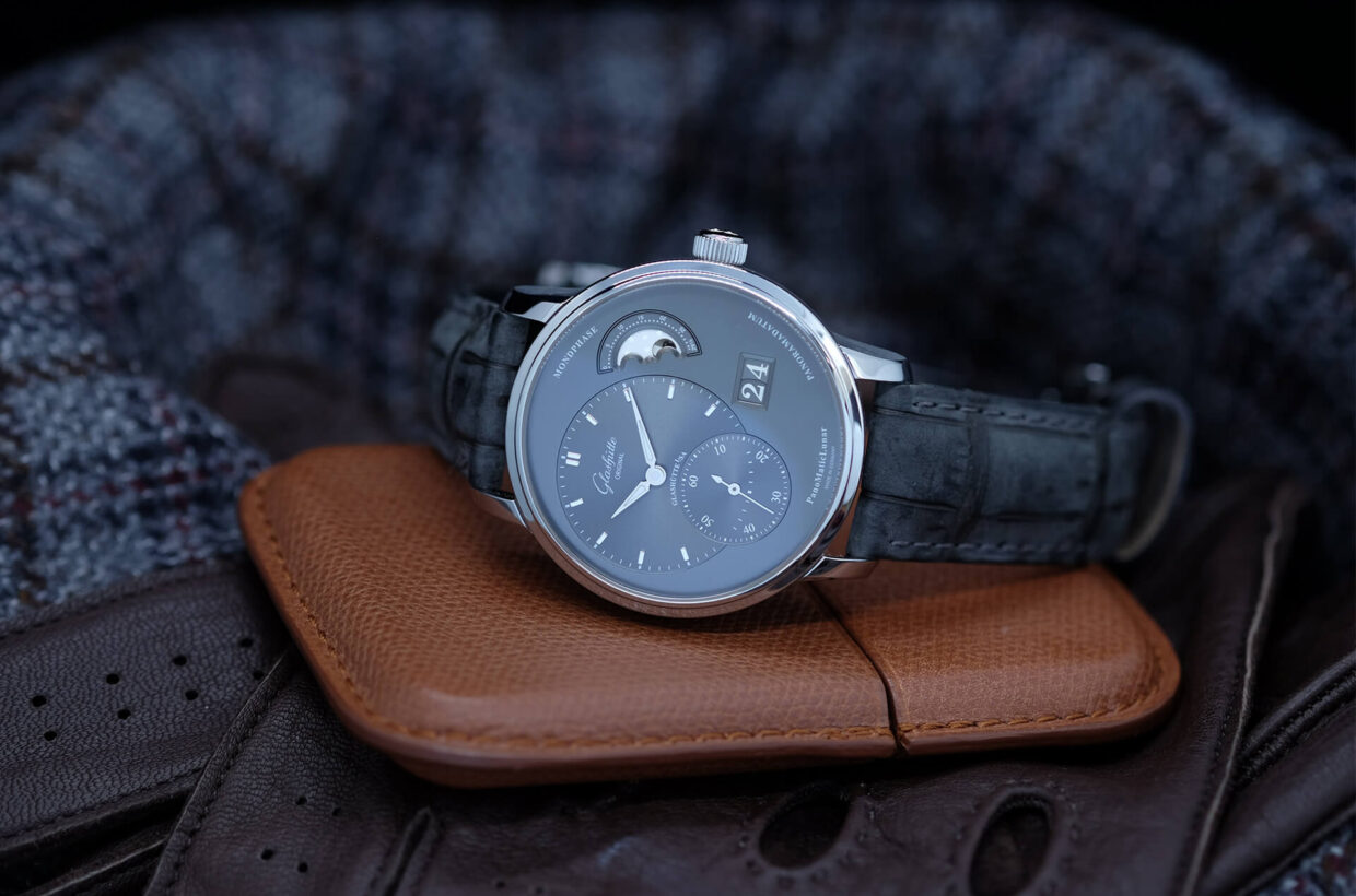 Des garde-temps asymétriques innovants Avec le design asymétrique de leur cadran, ces modèles innovants confèrent à l’art horloger de Glashütte Original un visage unique et contemporain. Découvrez la collection Pano Des garde-temps asymétriques innovants Avec le design asymétrique de leur cadran, ces modèles innovants confèrent à l’art horloger de Glashütte Original un visage unique et contemporain. Découvrez la collection Pano