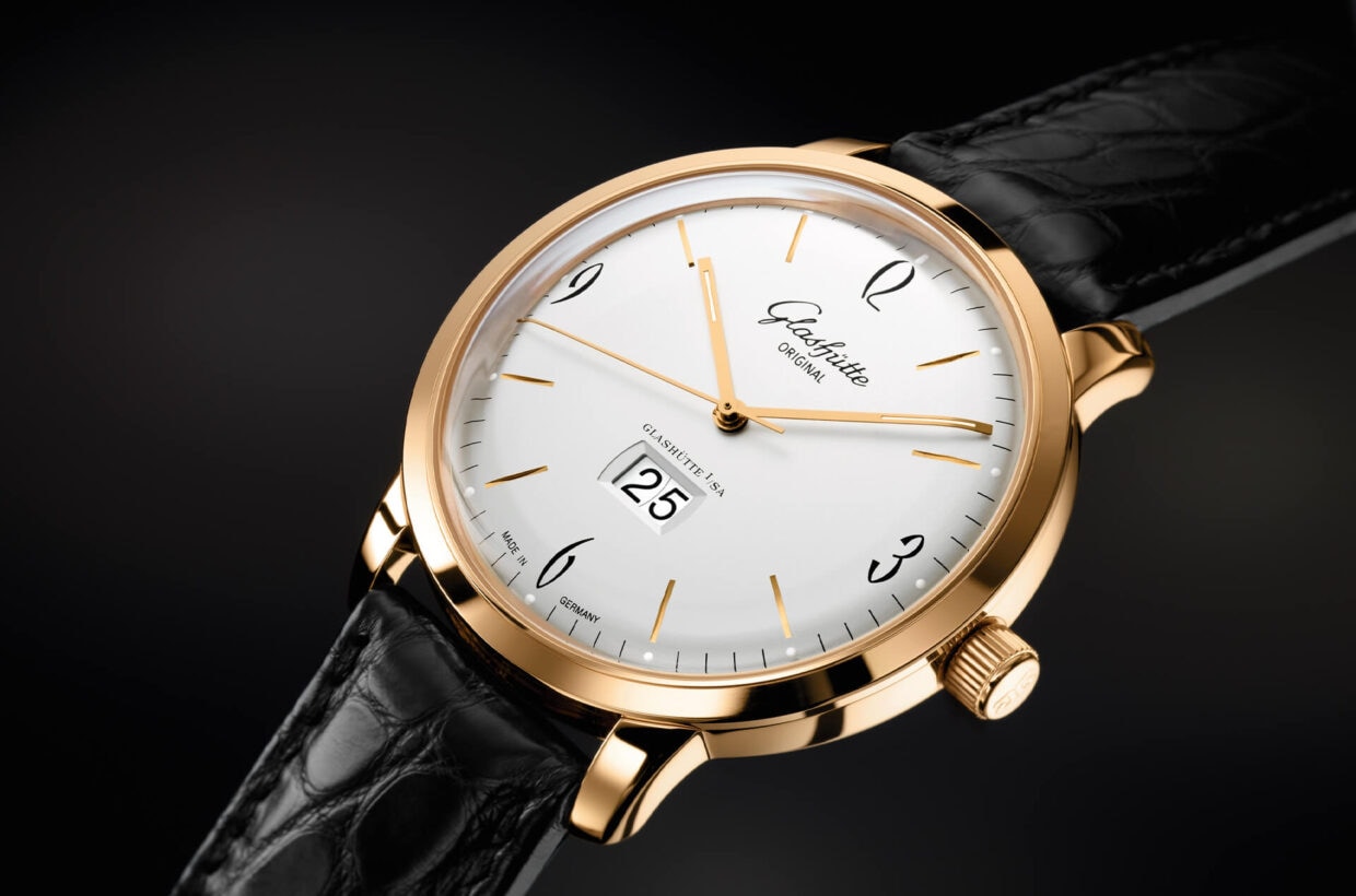 Gold-plated hands Slightly curved gold-plated hands with Super-LumiNova® inlays 