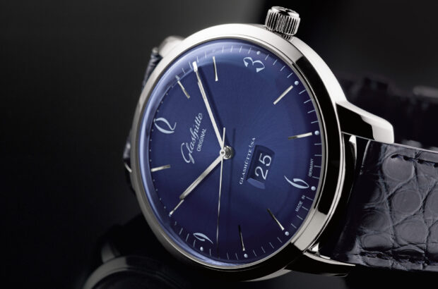 Blue dial Domed galvanic blue dial with sunray finish and incised hour indexes, white Arabic numerals and a finely drawn white minute scale with luminous dots 