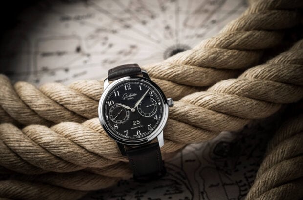 歴史的モデル 19 世紀後半には、グラスヒュッテの精密時計は、海上や陸上での位置を確実に特定するものとして、すでに世界的に定評を博していました。海軍将校、乗組員や、ロアール・アムンセンなどの探検家にとって、マリンクロノメーターとともに、いわゆる「観測用時計」が欠かせない航海計器となりました。 