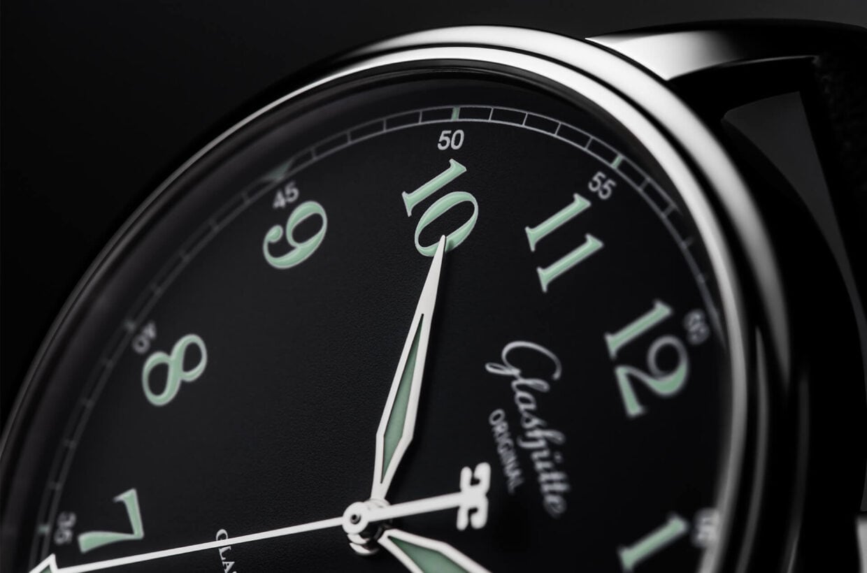 Black dial Matte black lacquered dial, sword-shaped hands and finely curved Arabic numerals laid out with Super-LumiNova®, white railroad chapter ring and 5-minute markers for additional contrasts 