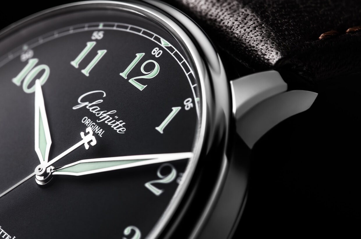 Sencillamente elegante El diseño minimalista del Senator Excellence refleja la auténtica esencia de Glashütte Original. El bisel delgado y el aspecto discreto y refinado de la esfera aportan al reloj su elegancia sencilla. Sencillamente elegante El diseño minimalista del Senator Excellence refleja la auténtica esencia de Glashütte Original. El bisel delgado y el aspecto discreto y refinado de la esfera aportan al reloj su elegancia sencilla.