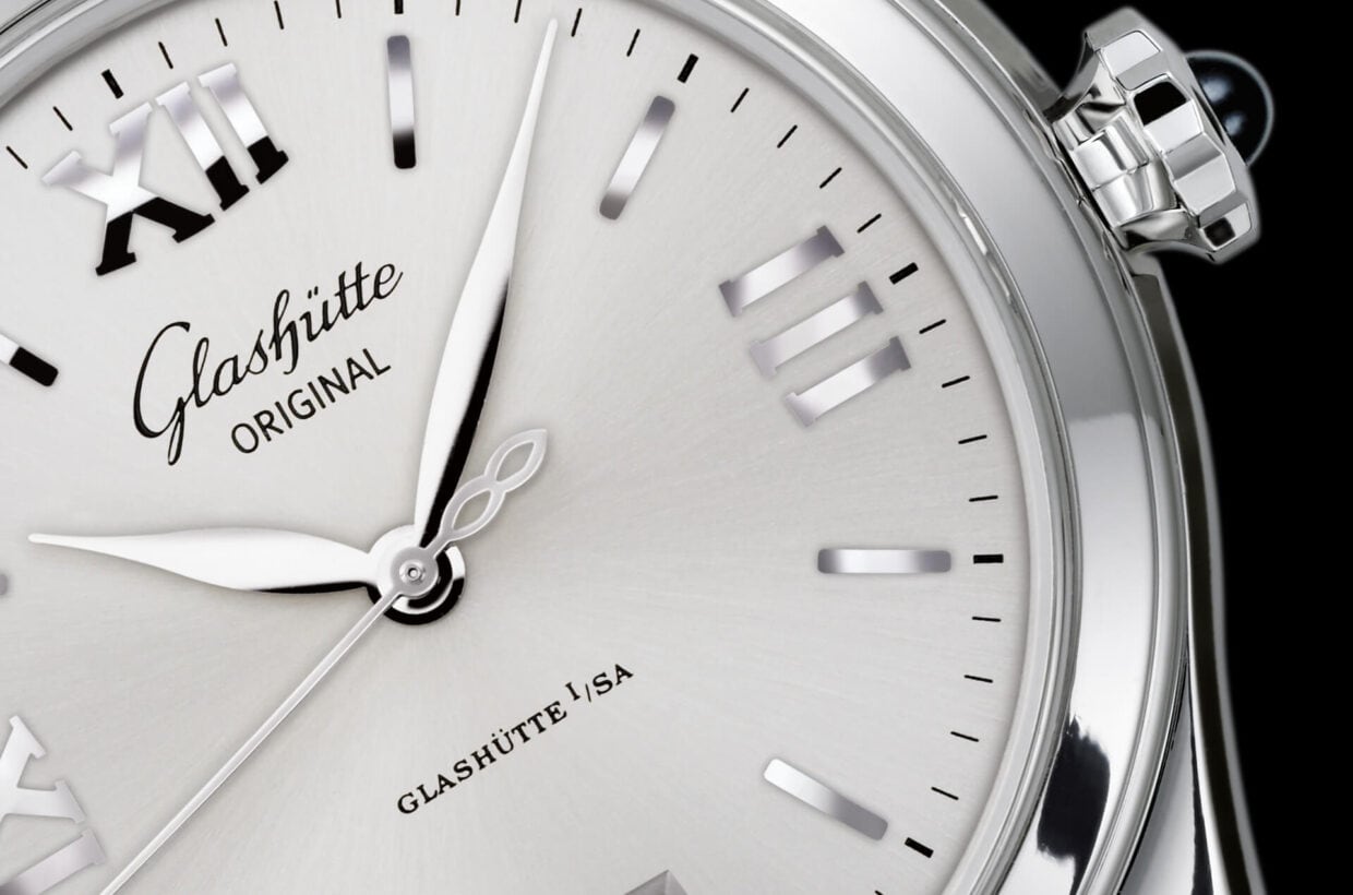 Silver-coloured dial Galvanic silver dial with delicate sunray finish, printed minute scale, applied indexes and Roman numerals, hands in white gold 