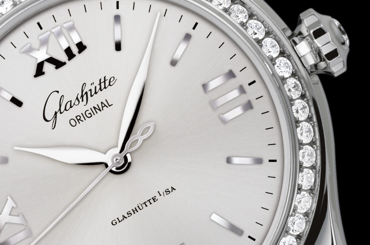 Quadrante color argento Quadrante argento galvanico con delicata finitura SunRay, scala dei minuti serigrafata, cifre romane e indici applicati, lancette in oro bianco Quadrante color argento Quadrante argento galvanico con delicata finitura SunRay, scala dei minuti serigrafata, cifre romane e indici applicati, lancette in oro bianco