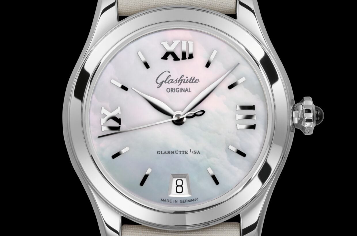 Stainless steel case Polished case in stainless steel with sapphire crystal case back, crown with onyx cabochon Stainless steel case Polished case in stainless steel with sapphire crystal case back, crown with onyx cabochon