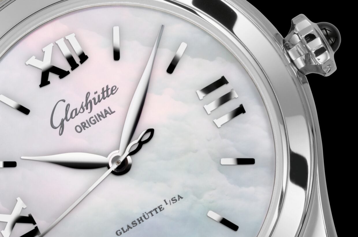 Mother-of-pearl dial Mother-of-pearl dial with delicate pastel shimmer, applied Roman numerals and indexes, hands in white gold Mother-of-pearl dial Mother-of-pearl dial with delicate pastel shimmer, applied Roman numerals and indexes, hands in white gold