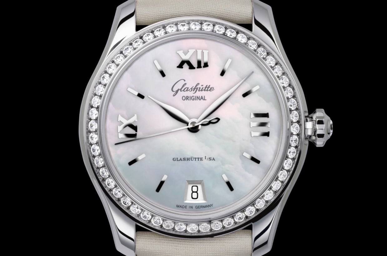 Stainless steel case Polished case in stainless steel with sapphire crystal case back, bezel set with brilliant-cut diamonds, brilliant-cut diamond on crown 
