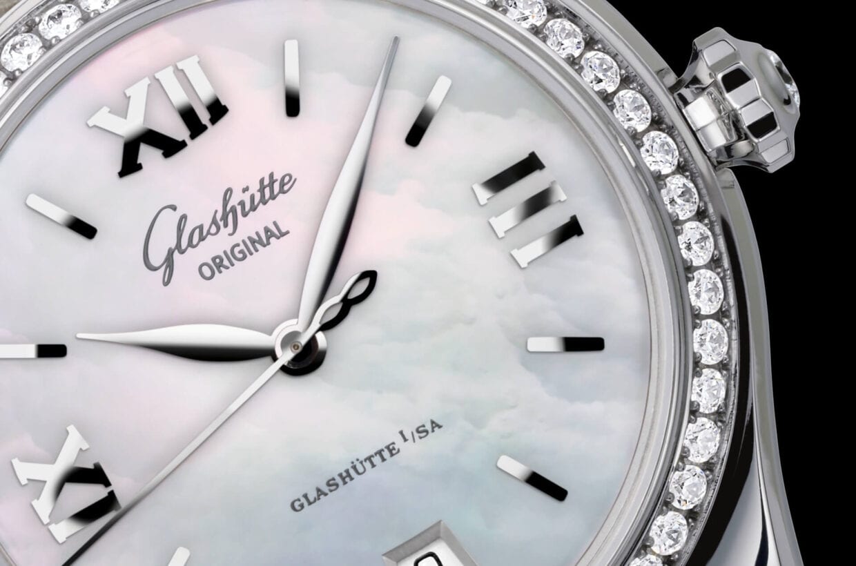 Mother-of-pearl dial Mother-of-pearl dial with delicate pastel shimmer, applied Roman numerals and indexes, hands in white gold Mother-of-pearl dial Mother-of-pearl dial with delicate pastel shimmer, applied Roman numerals and indexes, hands in white gold