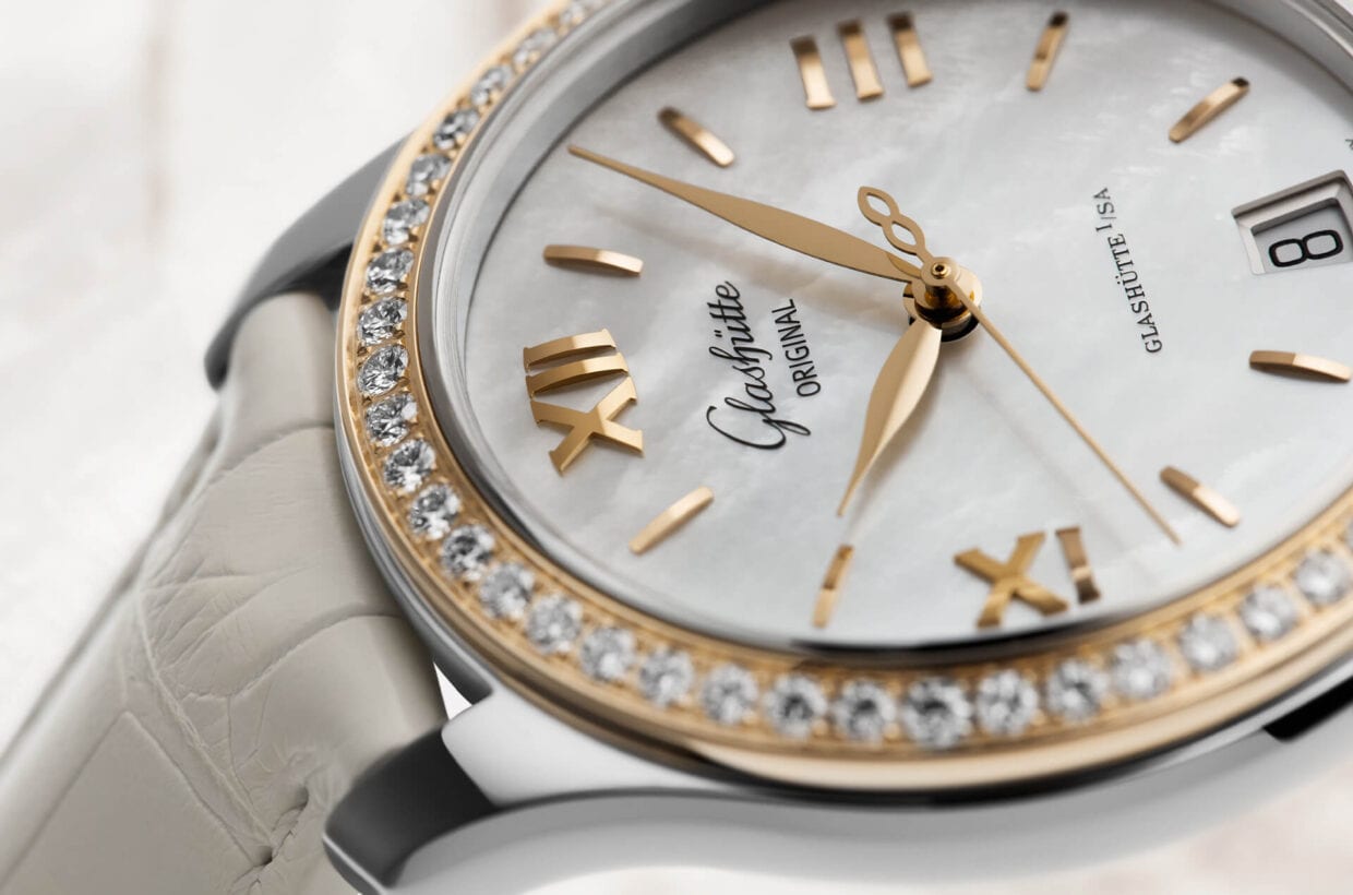 Mother-of-pearl dial White mother-of-pearl dial, gold-plated applied indexes and Roman numerals, hands in rose gold 