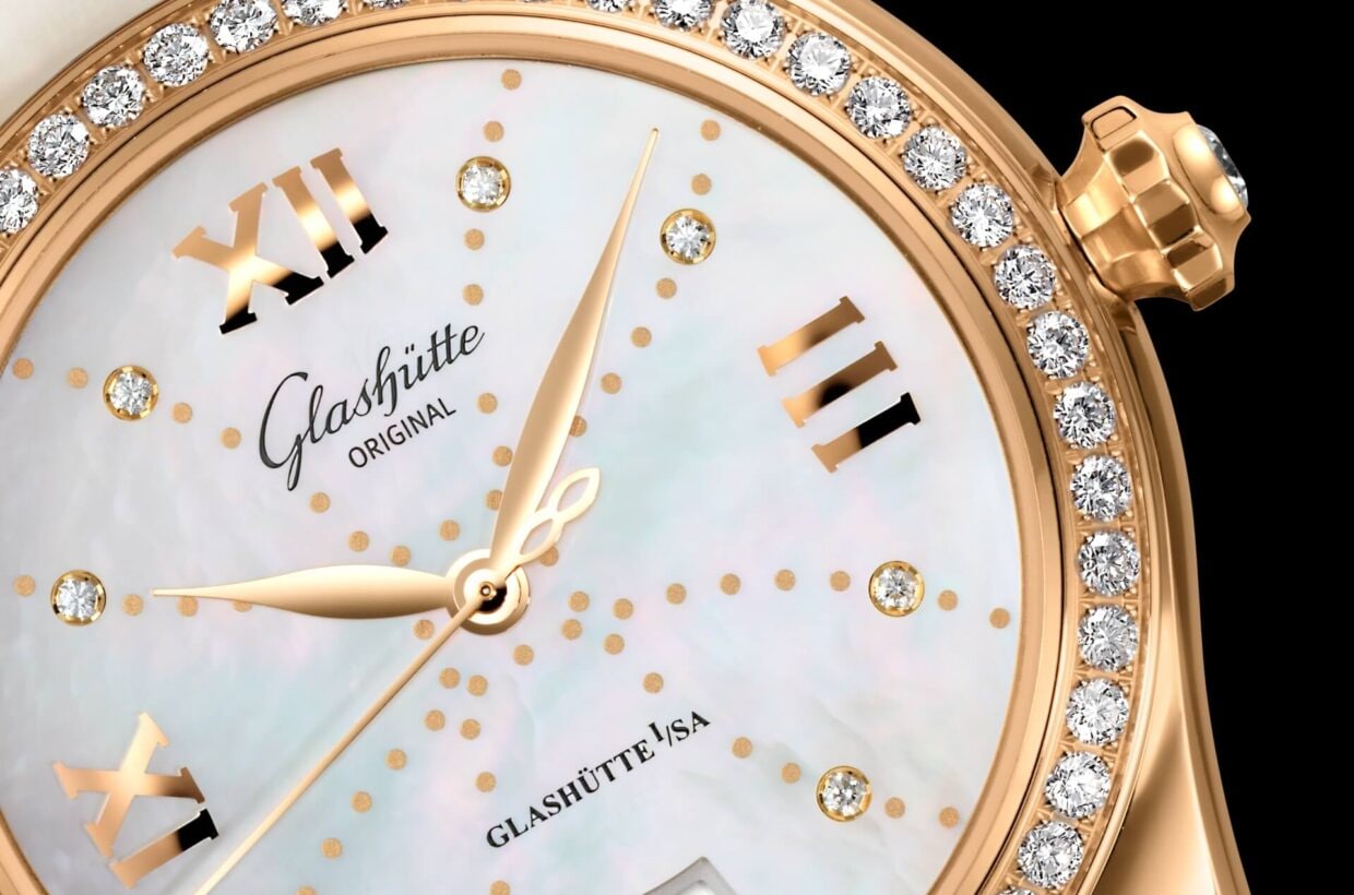 Esfera de nácar Esfera de nácar con un delicado brillo pastel, números romanos aplicados chapados en oro, 8 diamantes de talla brillante que actúan como índices de las horas, puntos decorativos dorados y agujas de oro rosa Esfera de nácar Esfera de nácar con un delicado brillo pastel, números romanos aplicados chapados en oro, 8 diamantes de talla brillante que actúan como índices de las horas, puntos decorativos dorados y agujas de oro rosa