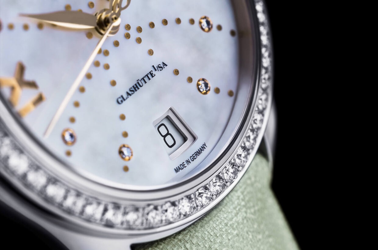 Small date In addition to the display of hours, minutes and seconds, the Lady Serenade also features a small date. The date disc in the window positioned at 6 o’clock takes on the dark shade of the dial, while the dials with a lighter hue are complemented by a date disc that is equally light. 