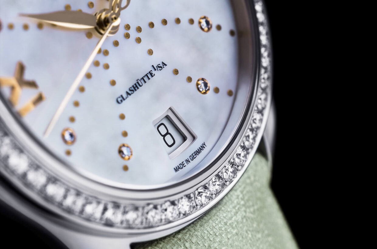 Small date In addition to the display of hours, minutes and seconds, the Lady Serenade also features a small date. The date disc in the window positioned at 6 o’clock takes on the dark shade of the dial, while the dials with a lighter hue are complemented by a date disc that is equally light. Small date In addition to the display of hours, minutes and seconds, the Lady Serenade also features a small date. The date disc in the window positioned at 6 o’clock takes on the dark shade of the dial, while the dials with a lighter hue are complemented by a date disc that is equally light.