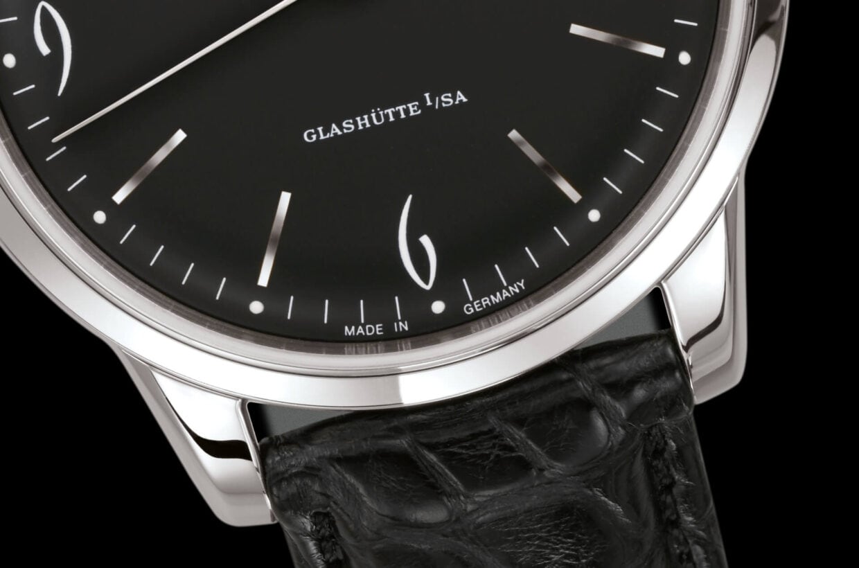 Black dial Domed black dial with incised hour indexes, white Arabic numerals and a finely drawn white minute scale with luminous dots 