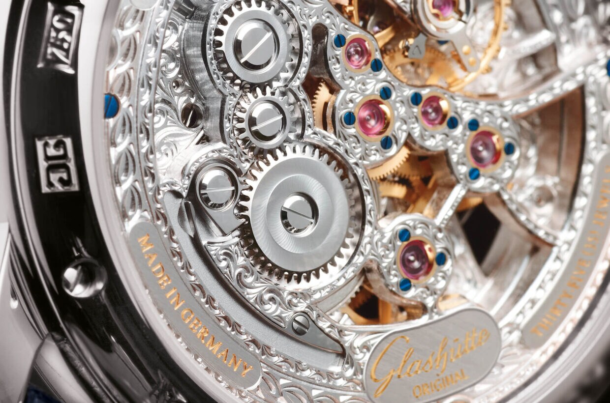 L’amour du détail Les caractéristiques de l’art horloger de Glashütte, comme les roues de remontoir avec double décoration soleillée, les platines gravées à la main et les ponts superbement décorés du réglage de précision à col de cygne, témoignent de la précision et d’un extraordinaire amour du détail. L’amour du détail Les caractéristiques de l’art horloger de Glashütte, comme les roues de remontoir avec double décoration soleillée, les platines gravées à la main et les ponts superbement décorés du réglage de précision à col de cygne, témoignent de la précision et d’un extraordinaire amour du détail.