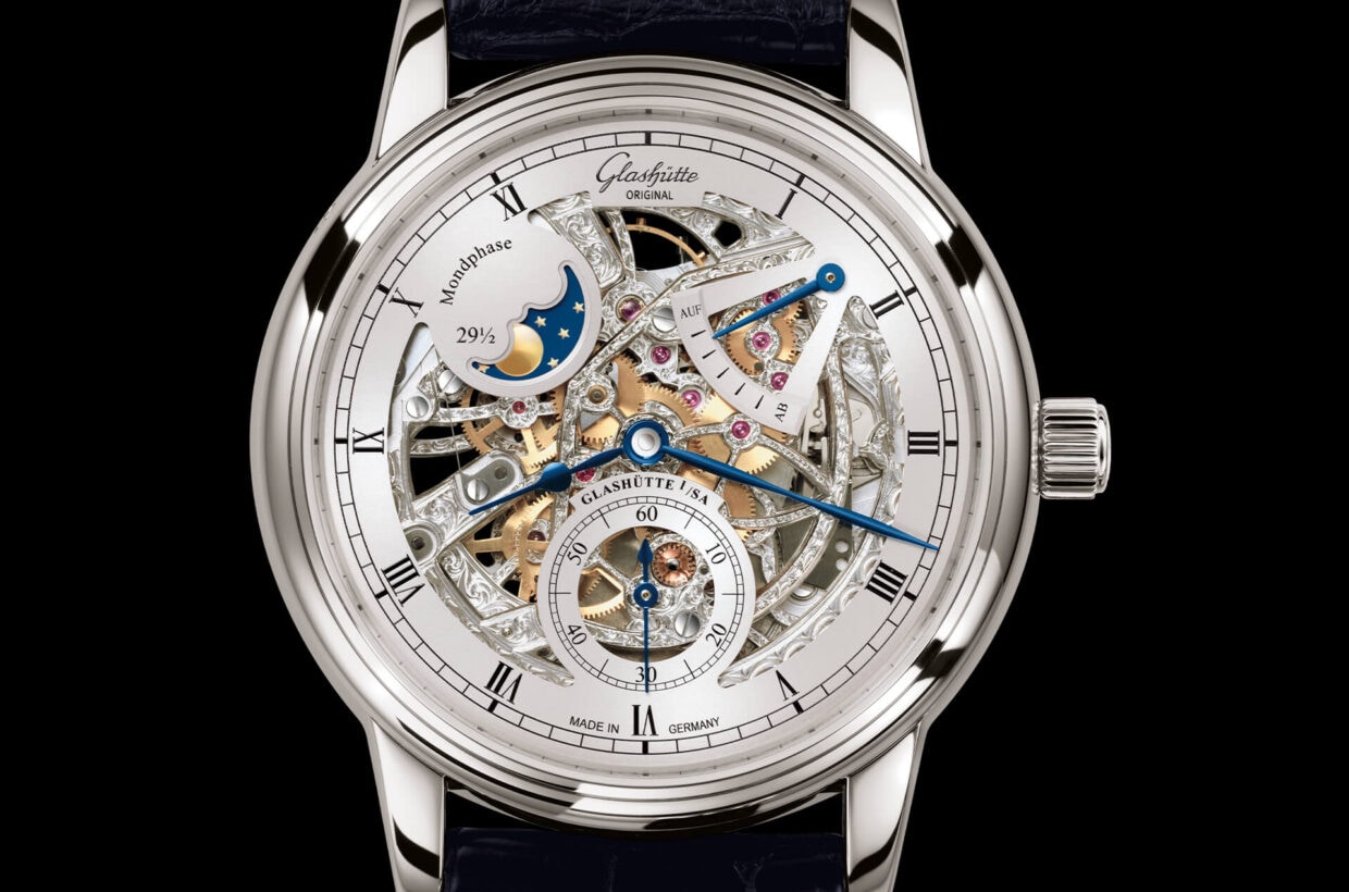 Squelettage traditionnel Avec ces modèles, Glashütte Original renoue avec la longue tradition des montres squelettes de Glashütte. Le squelettage consiste à éliminer de la matière de parties du mouvement avec un grand sens des proportions ainsi que beaucoup de dextérité et de patience, sans altérer le bon fonctionnement ni la stabilité du garde-temps. Squelettage traditionnel Avec ces modèles, Glashütte Original renoue avec la longue tradition des montres squelettes de Glashütte. Le squelettage consiste à éliminer de la matière de parties du mouvement avec un grand sens des proportions ainsi que beaucoup de dextérité et de patience, sans altérer le bon fonctionnement ni la stabilité du garde-temps.