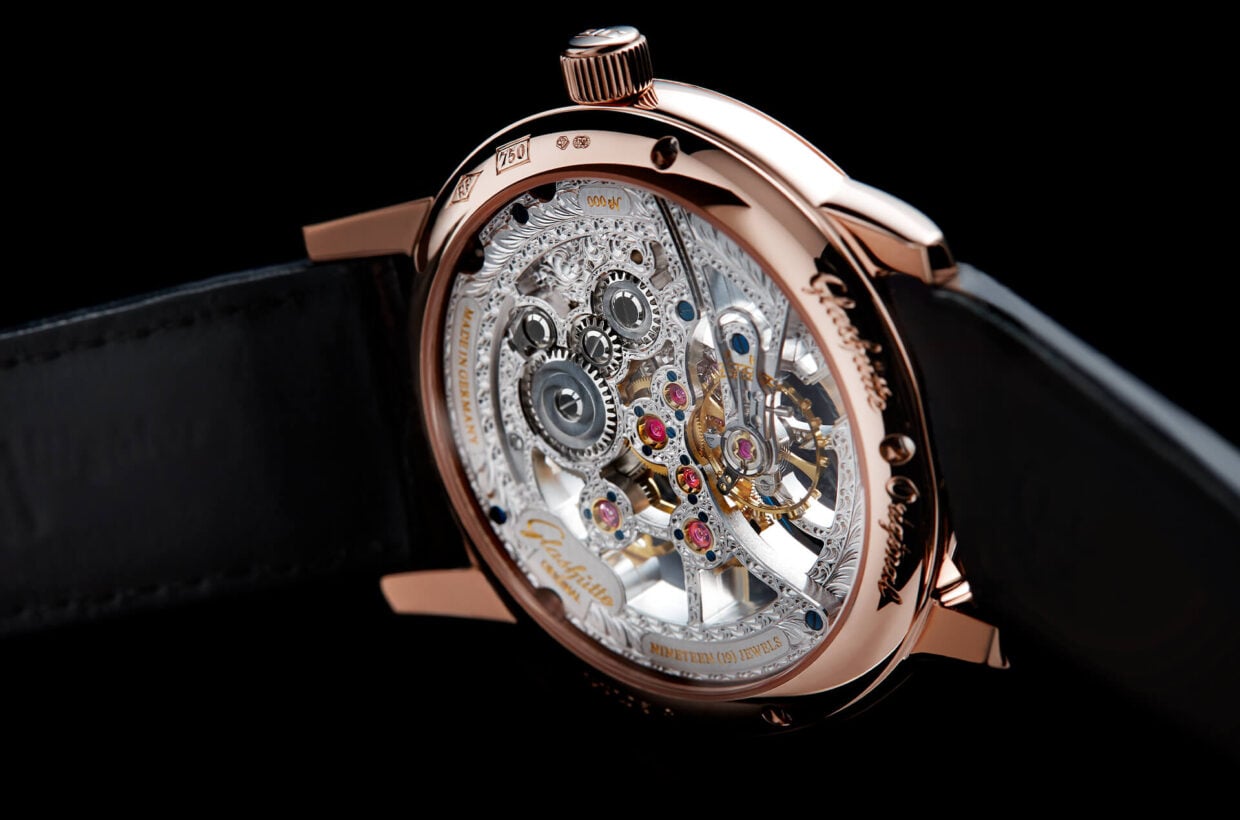 Esqueletización tradicional Con estos modelos, Glashütte Original retoma la larga tradición de relojes esqueletizados fabricados en Glashütte. El proceso requiere atención a la belleza y la precisión, una gran destreza manual y paciencia para retirar el material de los componentes del movimiento sin poner en peligro el funcionamiento y la estabilidad del reloj. Esqueletización tradicional Con estos modelos, Glashütte Original retoma la larga tradición de relojes esqueletizados fabricados en Glashütte. El proceso requiere atención a la belleza y la precisión, una gran destreza manual y paciencia para retirar el material de los componentes del movimiento sin poner en peligro el funcionamiento y la estabilidad del reloj.