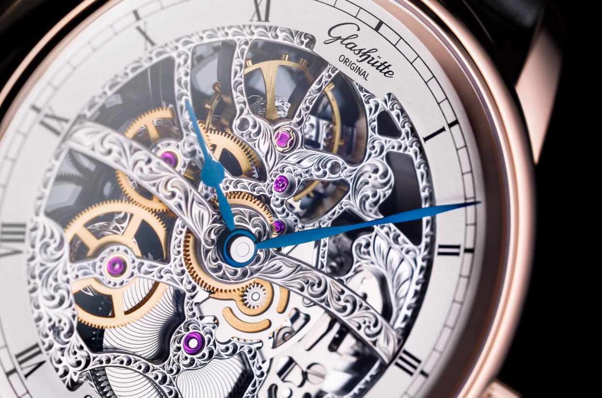Faszinierendes Innenleben Liebhaber deutscher Uhrmacherkunst wissen, wie vielschichtig und tiefgründig der Zauber eines anspruchsvollen Zeitmessers ist. Diese skelettierten Modelle tragen ihr faszinierendes Innenleben prominent zur Schau. 