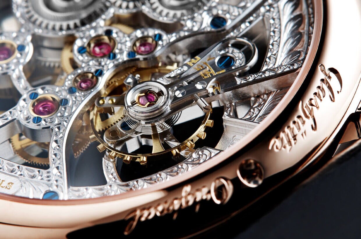 Atención al detalle Los rasgos distintivos del arte de la relojería de Glashütte, como los rochetes de remontuar con decoración solar doble, las platinas grabadas a mano y la espléndida decoración del puente de volante del ajuste fino de cuello de cisne son prueba irrefutable de su precisión y su amor excepcional por el detalle. Atención al detalle Los rasgos distintivos del arte de la relojería de Glashütte, como los rochetes de remontuar con decoración solar doble, las platinas grabadas a mano y la espléndida decoración del puente de volante del ajuste fino de cuello de cisne son prueba irrefutable de su precisión y su amor excepcional por el detalle.