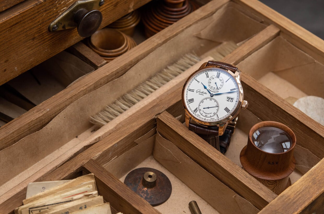 植根历史 这款天文台腕表让人想起19和20世纪格拉苏蒂 (Glashütte) 大名鼎鼎的航海天文钟，同样具备经过验证的走时精准性、实用设计和清晰易读性。 