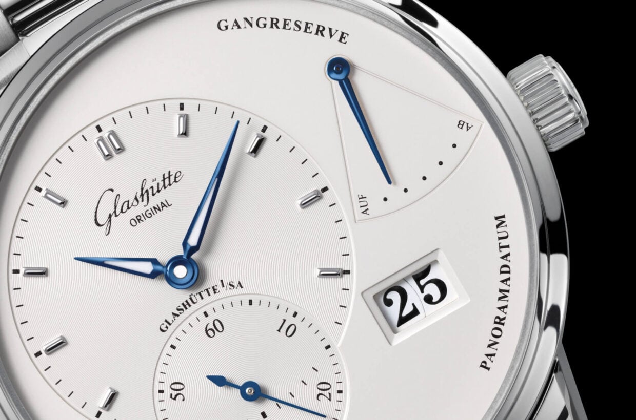 Silver-coloured dial Galvanic silver dial, vinyl pattern on off-centre displays, blued hands with Super-LumiNova® inlays 