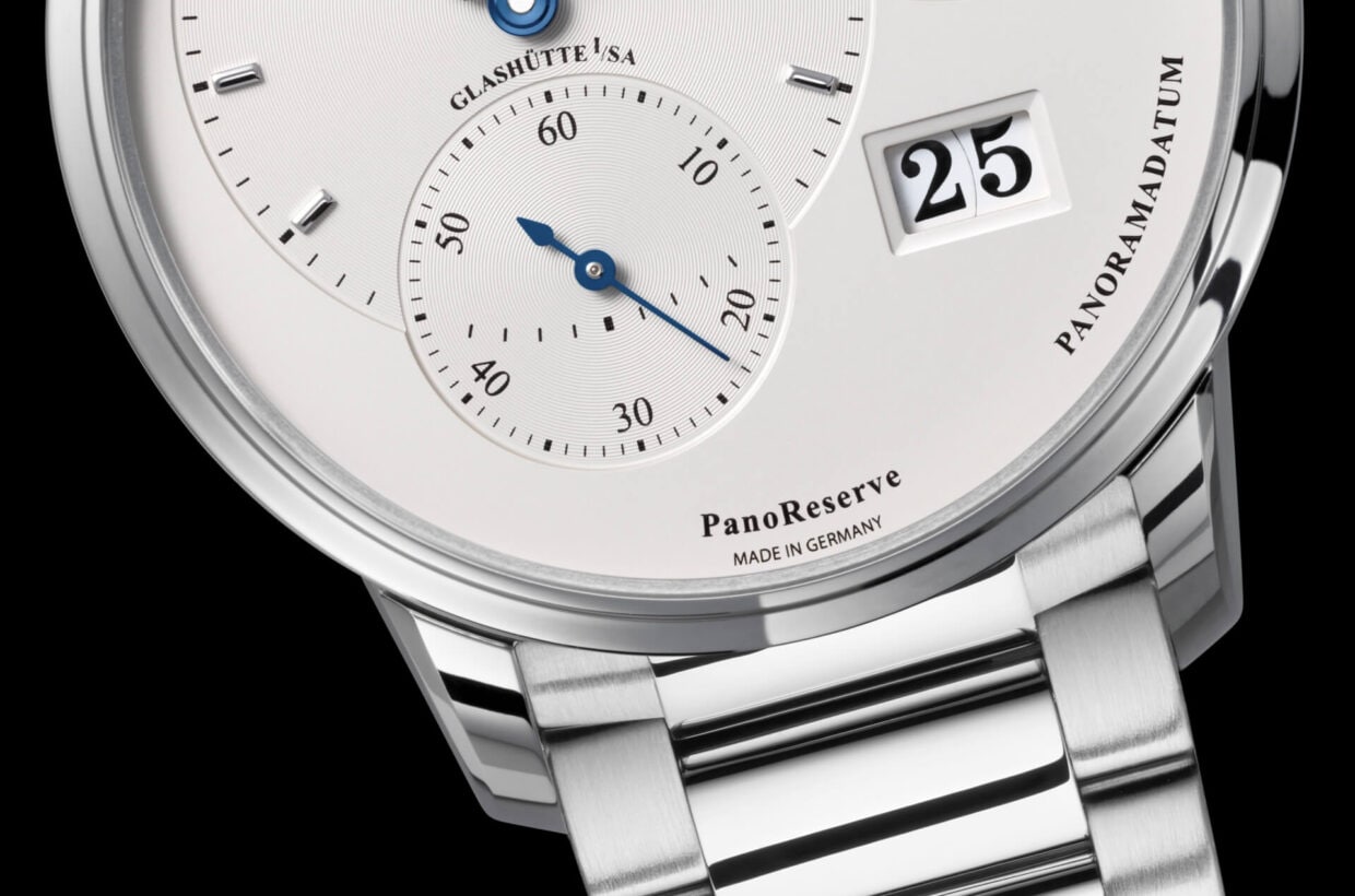 Silver-coloured dial