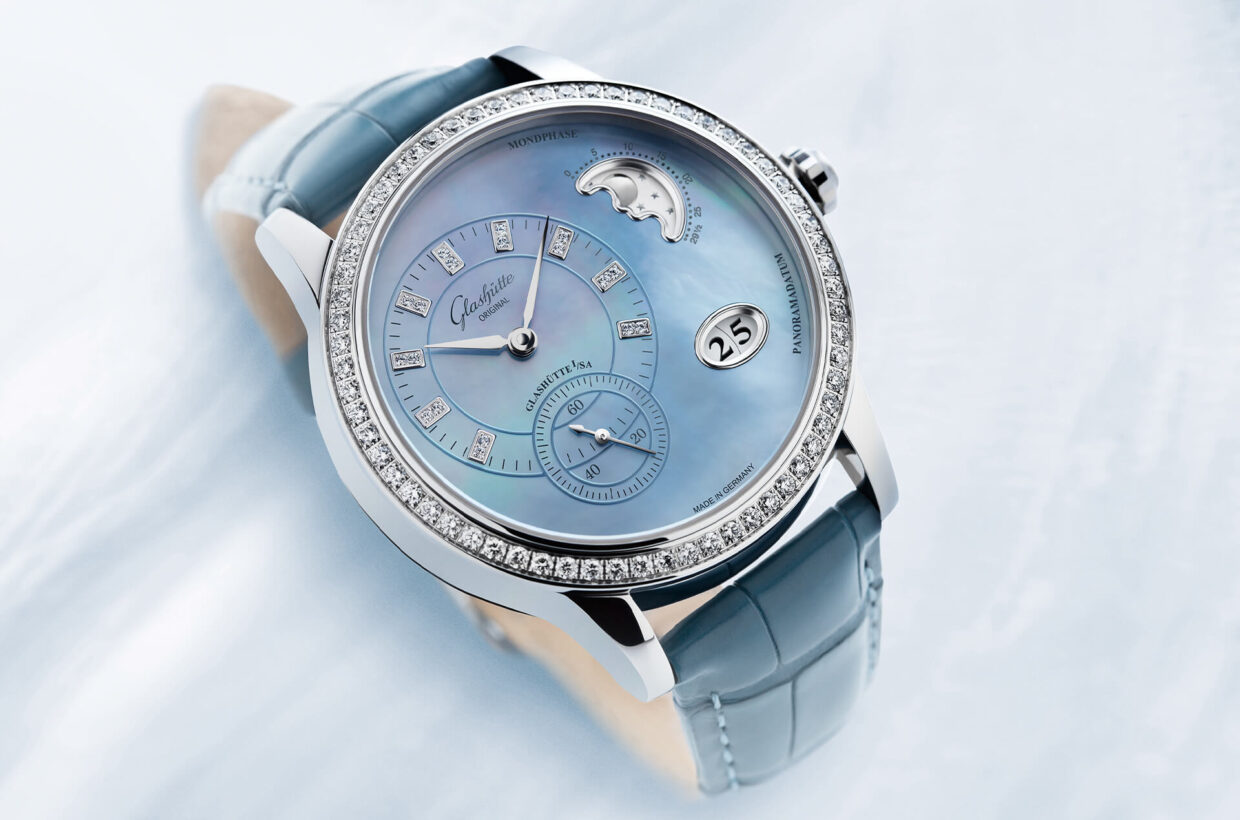 Grey-blue leather strap Matching grey-blue Louisiana alligator leather strap with pin buckle Grey-blue leather strap Matching grey-blue Louisiana alligator leather strap with pin buckle