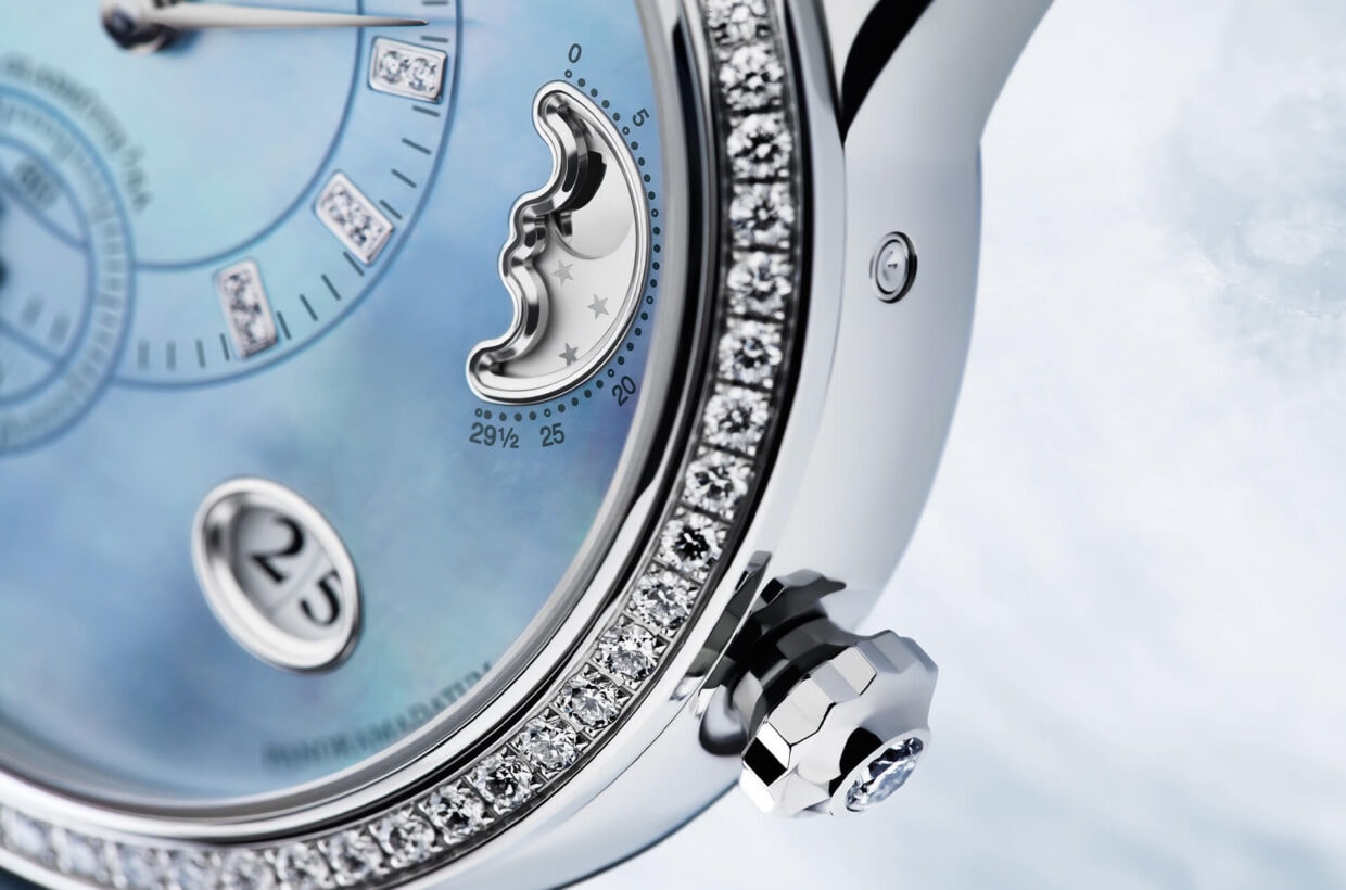 Mother-of-pearl dial Mother-of-pearl dial with light blue lacquer on the reverse, rod indexes set with a total of 18 brilliant-cut diamonds, white gold hands Mother-of-pearl dial Mother-of-pearl dial with light blue lacquer on the reverse, rod indexes set with a total of 18 brilliant-cut diamonds, white gold hands